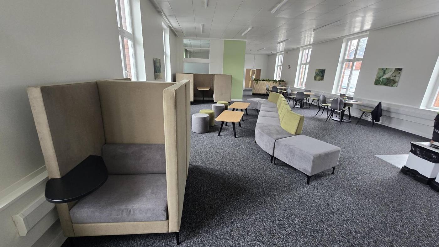 Breakout space, booths and modular seating