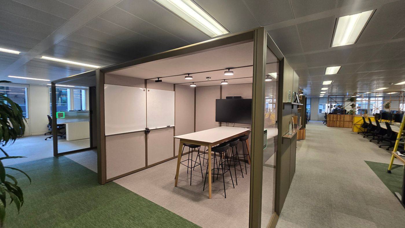 Meeting pod with whiteboards
